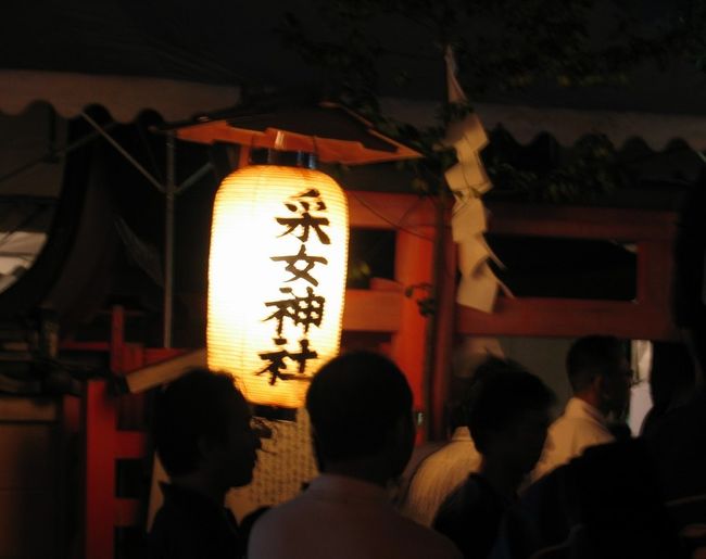 18時から采女神社で例祭がとり行われていたそうで、狭い境内に入りきれない人々でごった返していました。<br /><br />ということで、神社の全体を撮った写真はありません^_^;