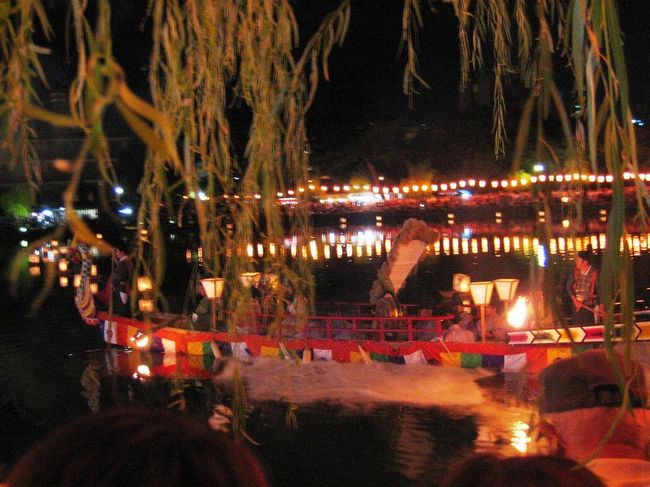 19時からの「管弦船の儀」が始まりました。<br /><br />早くから場所取りをしないと、前のほうでは見れないようです>_<