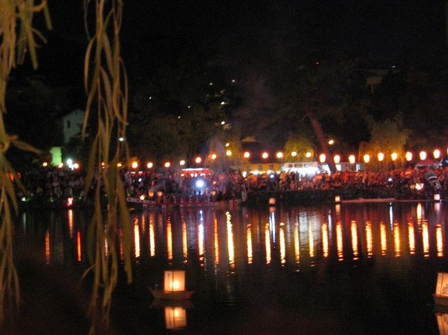 池の対岸を回っている船。<br /><br />遠すぎてよくわかりませんよね^_^;