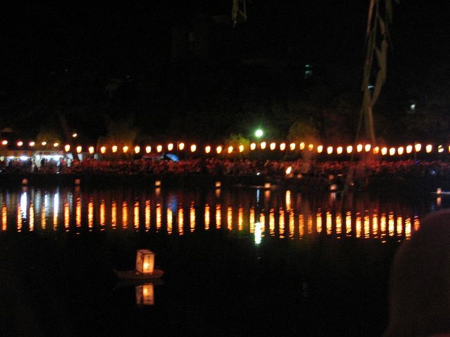 さきほどの写真にも写っていましたが、池には流し灯籠が。<br /><br />ちなみに、当時は流し灯籠にはまったく気付いてませんでした(^^ゞ