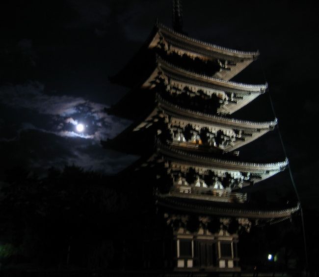 月をきれいに写そうとすると、今度は建物がブレるし…。<br /><br />昨年も行こうと思ったんですけど、確か台風で中止だったような。。。<br /><br />今度は、花扇奉納行列も見てみたいな〜。<br /><br />と、ここまで下書きしてたんですけど、結局、今年も同じ「管弦船の儀」と「花扇奉納」しか見れず^_^;<br /><br />今年の旅行記も早速作成しますので、場所取りに失敗した様子などお楽しみに〜(笑)