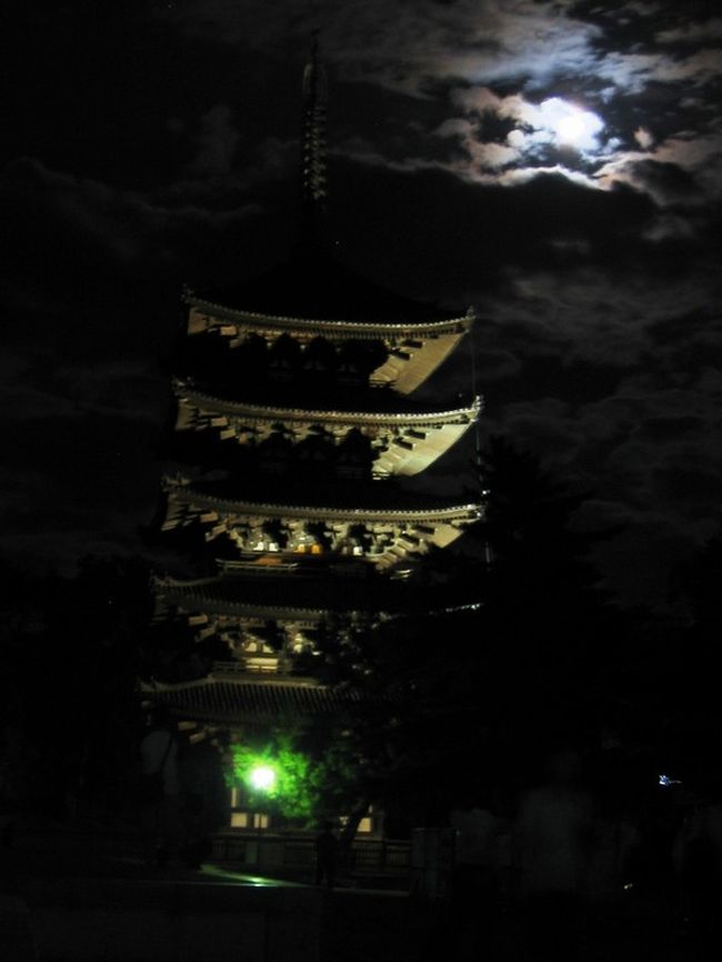 帰りに立ち寄ったのは、興福寺の五重塔。<br /><br />満月と五重塔のツーショットを撮りに来てた人もたくさんいました。<br /><br />皆さん、三脚持参でした〜。<br /><br />私の写真は、何だか、おどろおどろしい(笑)