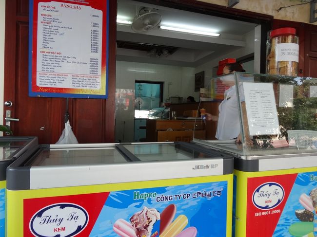 ホアンキエム湖の北西湖岸にある行列のできるアイスクリーム店。<br />