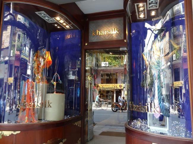 ハノイの商店街は9時開店ですが、<br />高級店カイシルクは10時開店でした。