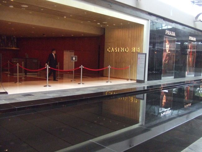 カジノでスロットに挑戦！<br />ルールが全く分からず、数ドル使って諦める（笑）。