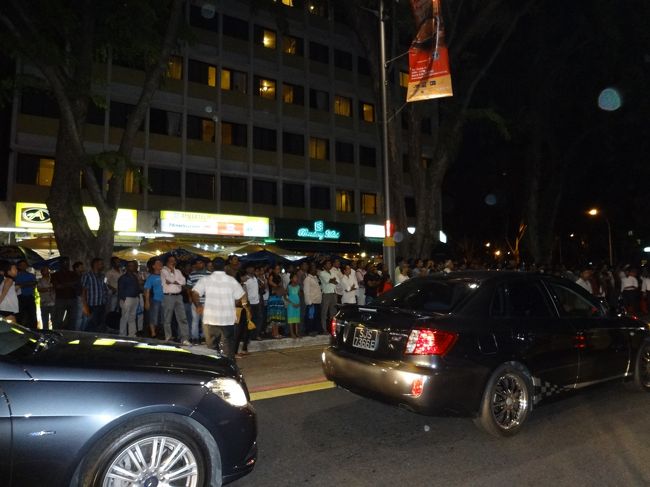 スリヴィラマカリアンマン寺院を過ぎた辺り、どんどん人が集まってきた。<br />けたたましいサイレン、うわぁぁ目の前で火事だー！<br /><br />「煙凄っ、火熱っ、顔黒っ、灰を被った…。」