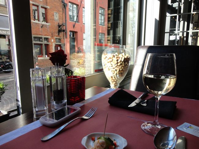 窓辺の席に座っていると、どこからともなく音楽が聞こえてきてとってもいい雰囲気