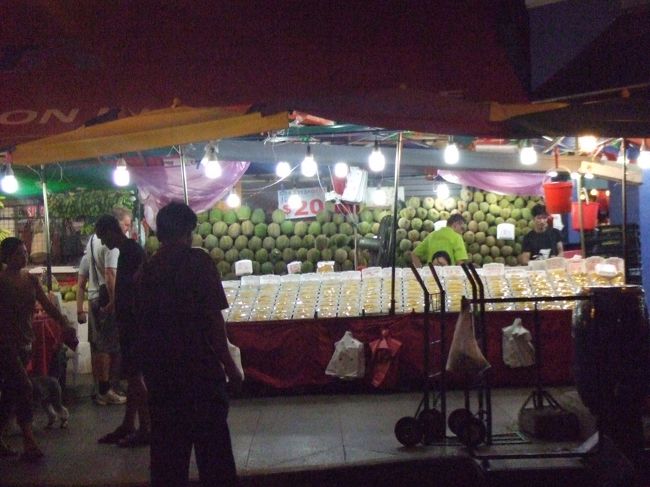 トライショーの次は、ブギスビレッジを観光。<br /><br />「山積みのドリアン、臭ぃぃぃぃぃ！」