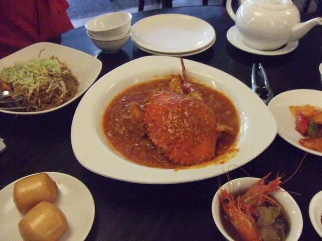 ツアーの夕食は、シンガポールの名物料理、チリクラブ。<br /><br />「一緒に付いてくる揚げパンも美味しい。」