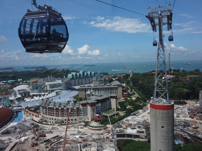 マーライオンタワーとマラッカ海峡が見えてきた。<br />セントーサ島内、まだ工事中のところが多かった。