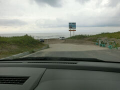 ついに最初の目的地千里浜なぎさドライブウェイの入口（今浜IC側）
ここは日本では唯一車で走れる砂浜の道だそうです。