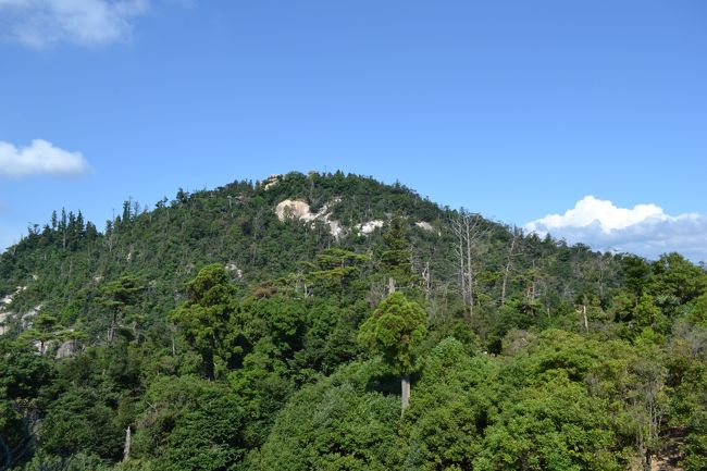 弥山ではハイキング！<br /><br />それでは登って行きましょう！<br /><br />山頂までは１時間くらい。 