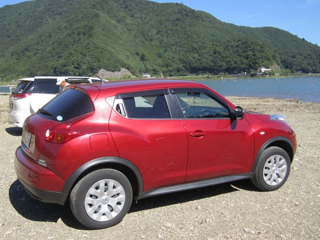 障子湖畔のマイカー・・・よく見かける赤のジューク