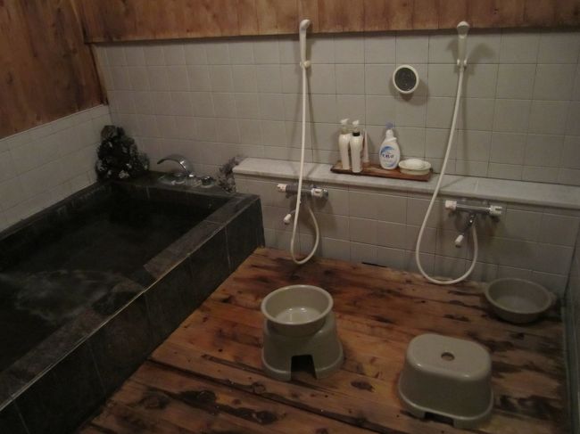 内湯も2カ所あって空いていればいつでも入れます。<br /><br />大理石風呂ともう一つはヒノキ風呂でした。