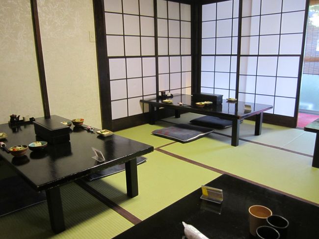 朝食は広間で各部屋ごとにテーブルが決まってました