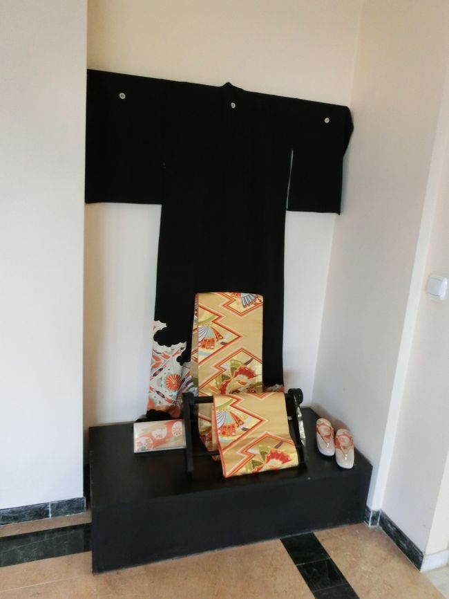 3人そろったところで、まずはホテルの方に改めて3人でごあいさつ。<br />でも、揃いきる前に、1階の公共スペースの撮影タイム！<br /><br />お着物が飾られていました。