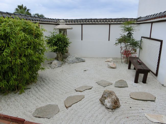 広くはありませんが、日本のお庭も。<br /><br />4日後に勝駒を開栓したときは、もっと素敵なことに！