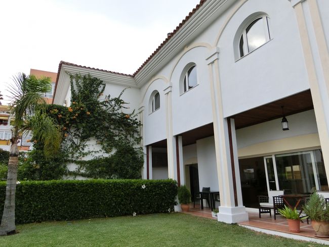 プール側からみた、入口方面。<br />どこを切り取っても、素敵なホテルです。<br /><br />タクシーを呼んでいただき、トレモリノスの中心に向かいました。<br />3人だと金額的に、電車で行くのとそんなに違わないからと。<br />でも、この日は土曜日だったので、割増料金がプラスされて8ユーロでした。