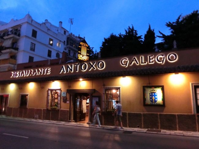 夕食にオススメのお店を、5軒ほど教えていただきました。<br />そして、合流前に豚のしっぽさんがすべてのお店の外観写真も撮ってきてくださっていました。<br /><br />でもkuritxhiさんと私、このお店の外観を見た瞬間に「ココー！」の合唱（笑）<br />ここも、もちろんおすすめの中の1軒でした。