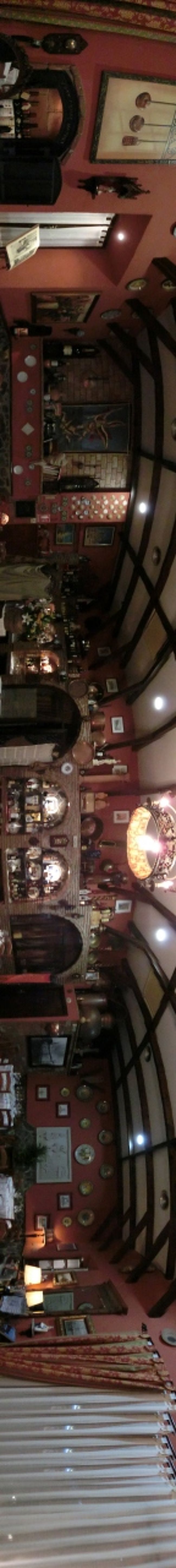 入ってすぐのバル部屋ではなく、奥のお席に通されました。<br /><br />まだ他のお客様はいらっしゃらず、貸し切り状態！<br />スイングパノラマの登場です（笑）