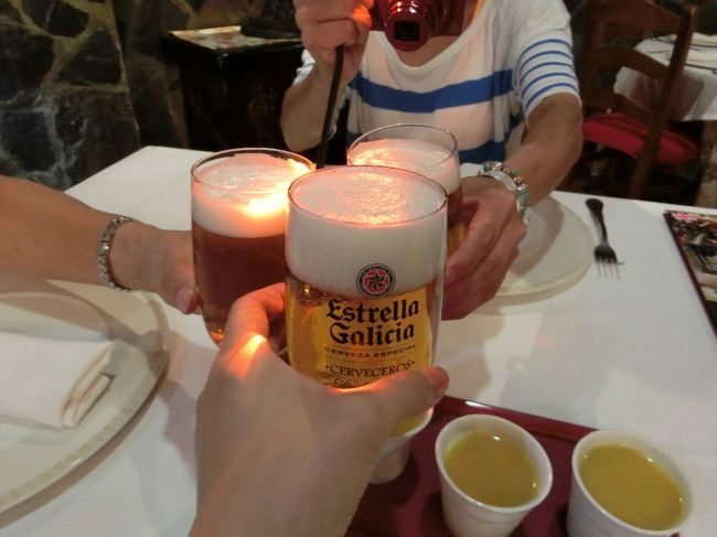 !Salud!<br /><br />右下にちょこっと写っている黄色いものは、お通しの魚のスープ。<br />めちゃくちゃ出汁が出ていて、本当に美味しかった〜