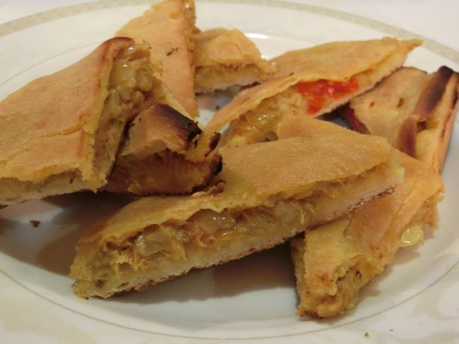 こちらは、パイでツナとパプリカを挟んだようなもの。<br /><br />年齢を問わず、万人ウケするお味。<br />でも、お腹にたまるので・・・残った分は、栗豚さんのお部屋飲み用のおつまみとしてテイクアウトしました。