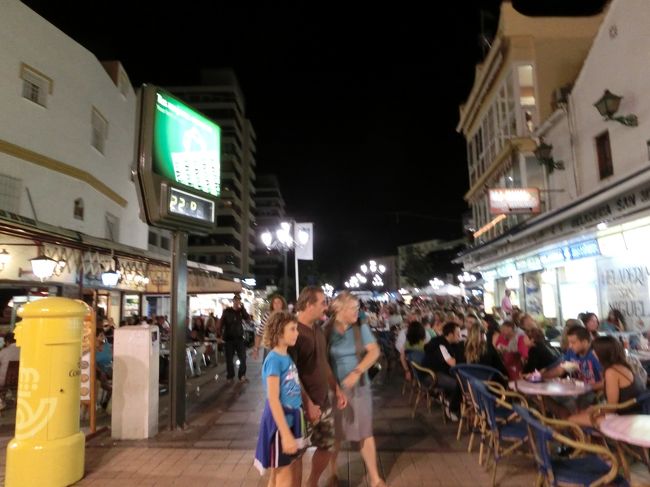 夜なのに、いや夜だから？<br />とっても賑わっていました。