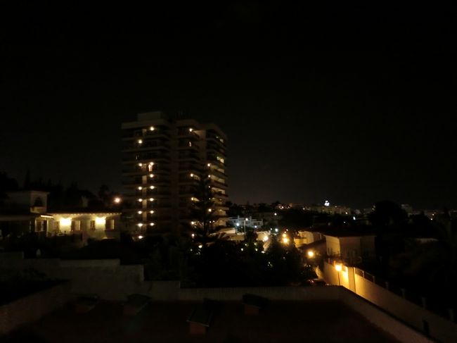 お部屋からの夜景です。<br />真っ暗〜<br /><br />おやすみなさい。