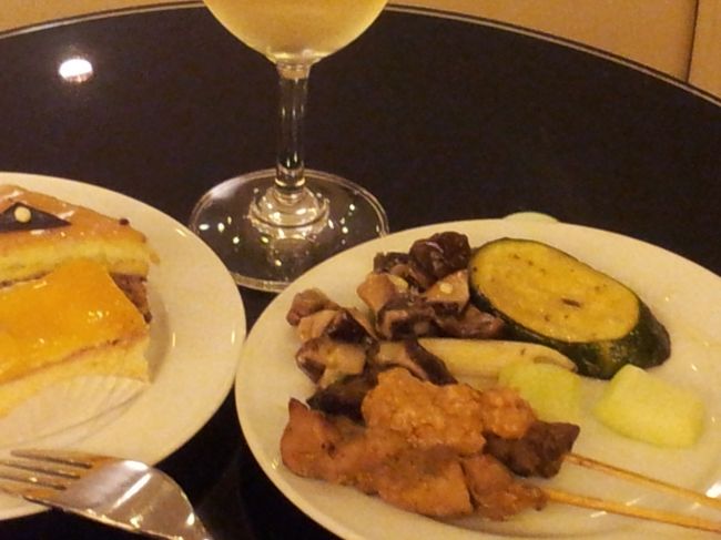 今日は、サテがありました。チーズケーキも美味しかったです。ホットミールとサンドイッチ、カップラーメンなど種類も豊富。