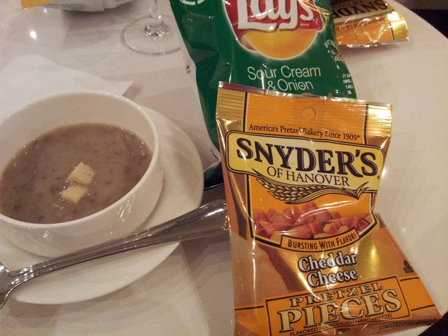 コールドミール中心で、チーズの種類が豊富。今日は、マッシュルームのクリームスープとスナックをいただきました。<br />ラウンジの奥にもドリンクコーナーがあって、ここにはアイスクリームがありますよ。さすが、イギリス、Ｗａｌｋｅｒｓのショートブレッドが置いてありました。