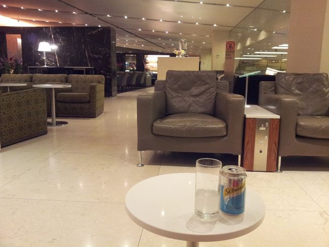 ソファはふかふかでゆったり過ごせます。Ｗｉ−Fiはパスワードが必要です。