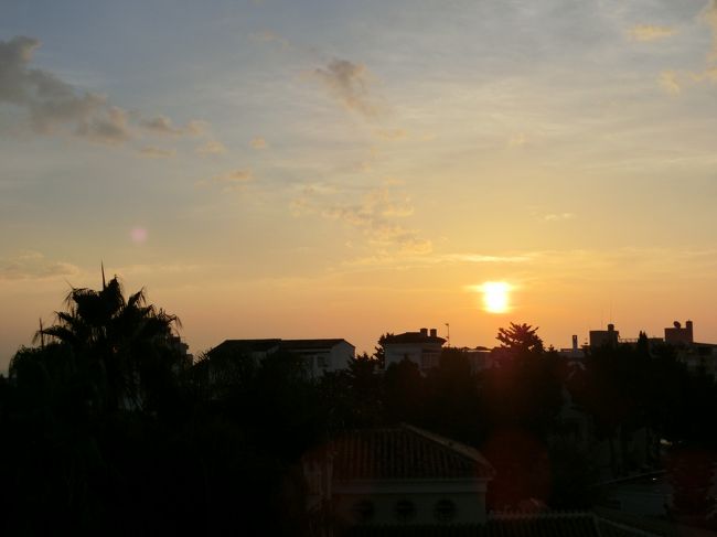 バスルームに居たら、急に明るくなった。<br /><br />またテラスに出たら、ちょうど日の出！