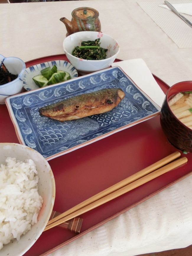 3泊目の豚のしっぽさんは洋食に飽きたとかで、和食をチョイスされていました。<br />ここでサバ塩定食が食べられるなんて、びっくりです！！<br /><br />こちらのホテル、朝食を和食にする場合は早めにお願いしなければなりません。<br />（準備の都合があるそうで）<br />黙っていたら、洋食ビュッフェです。