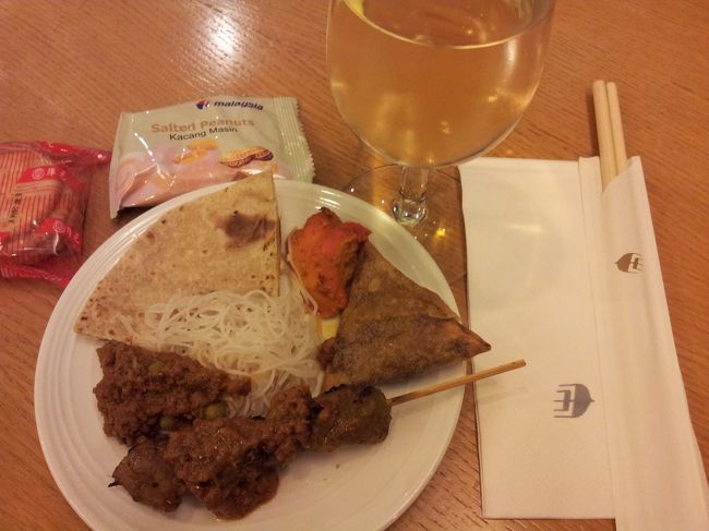 インド料理が充実。カレー、サモサ、タンドリーチキンなどをいただきました。広くはないけど異国気分を味わえます。