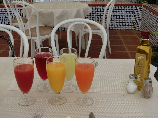 ジュースを並べて喜ぶ3人（笑）