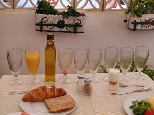 ジュースを飲みほしたグラスを並べて遊ぶ3人（笑）