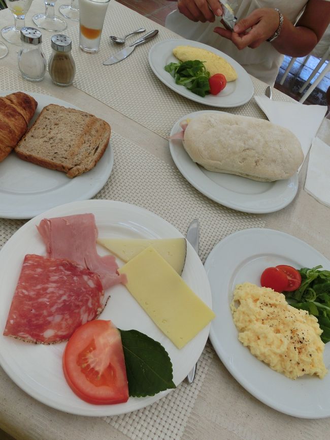 洋食の場合、卵料理を1品チョイスできます。<br /><br />kuritchiさんはオムレツ、私はスクランブルエッグにしていただきました。