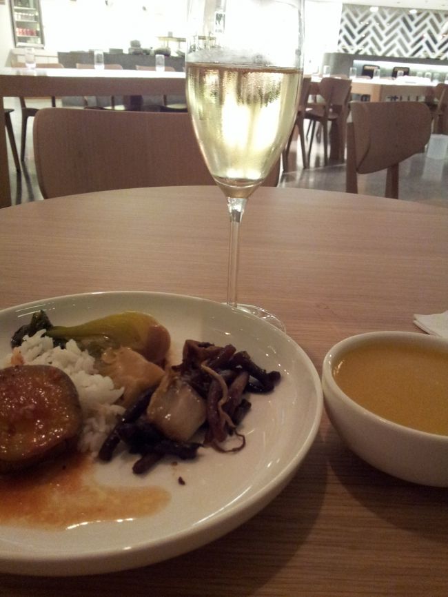 広々としていて、料理も充実。オープンキッチンがあり、ランチョンマットにメニューが書かれているのでオーダーすることができます。コーヒーもオーダーで淹れてもらうこともできます。<br />スパークリングワインと青梗菜の炒め物、パンナコッタなどをいただきました。