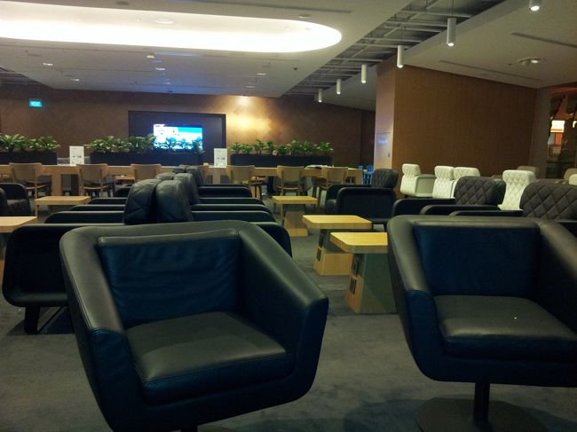 広々としてゆったりしています。机で充電できます。