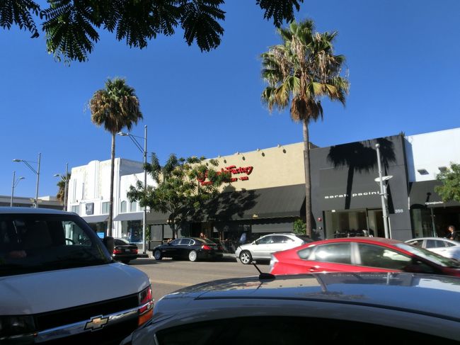 ジンボリーの反対側、少し下ったあたりに、<br />ハワイで美味しいお店だったチーズケーキファクトリーを発見！！！<br />ガイドブックとかには載ってなかったので知らなかったです。<br />食べに来れなくてすごく残念でした。。。<br />