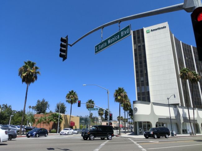 ザビバリーヒルトンからロデオドライブまで歩いて行ってみました。<br />道路が広い！<br />ので、地図で見ると近そうですが、結構遠い・・・<br />ホテルを出てちょっとのところにスタバがありました。