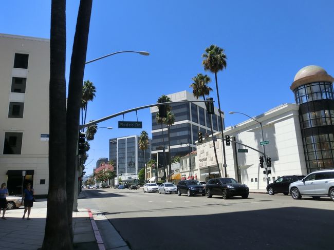 ウィルシャー通りをひたすらまっすぐ歩いて１５分弱<br />ロサンゼルスは私は来たのは３回目だけれど、今までの二回はツアーできていたし、<br />ロデオドライブは車窓からしかみたことがなかったので、<br />３回目にして、初めて上陸します。