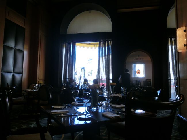 ほんとはテラス席がよかったけれど、<br />そちらだと４０分も待つのでやめて<br />中で食べました。涼しくて快適です。<br />最後は寒かったくらい。<br />