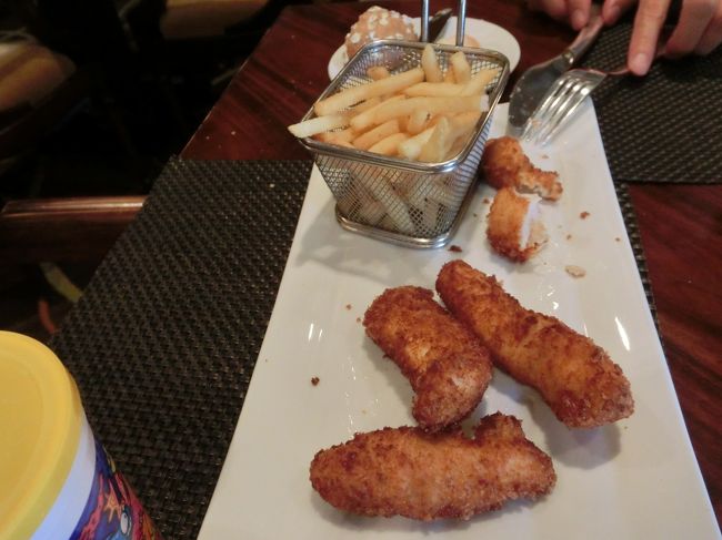 頼んだのは、キッズメニューからポテトとチキン。<br />キッズメニューのオレンジジュースは３ドル。<br />大人用のオレンジジュース頼むと１０ドル。<br />子供用をもちろん頼みましたよ〜