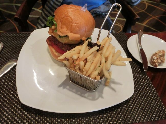 パパが頼んだチーズバーガー。<br />かなりボリュームあって、こちらのポテトはガーリック風味で<br />おいしかった！でも、後味がガーリックって苦手。。。