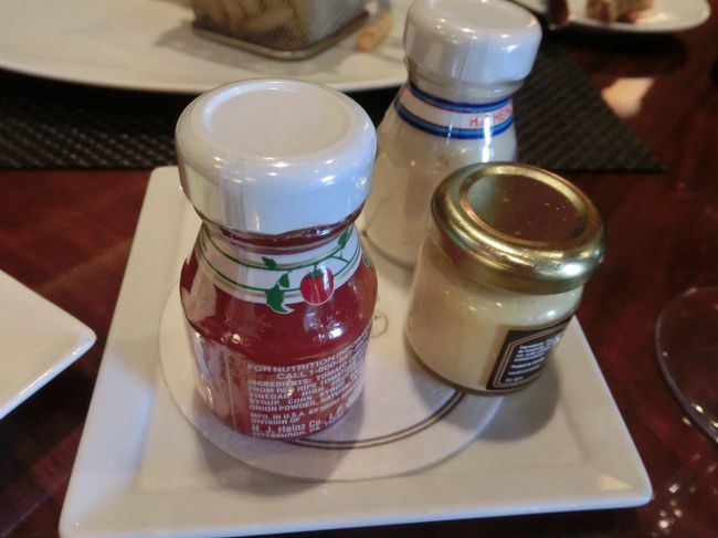 ケチャップ、マスタードなど小瓶で新しいものがきます。<br />こういうのを見ると、さすがだな〜って思ってしまう。<br />その分お値段高いですけどね。<br />クアアイナみたいに、ケチャップどーん！じゃないですものね。