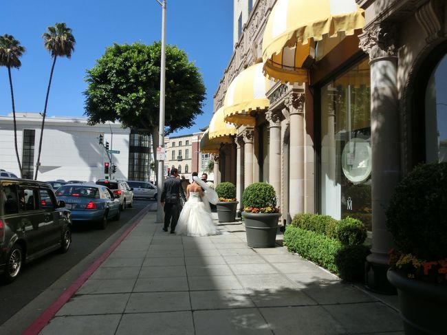 ホテルを出たら、結婚式の新郎新婦が写真撮影をしてました。<br />ああステキだわ〜！