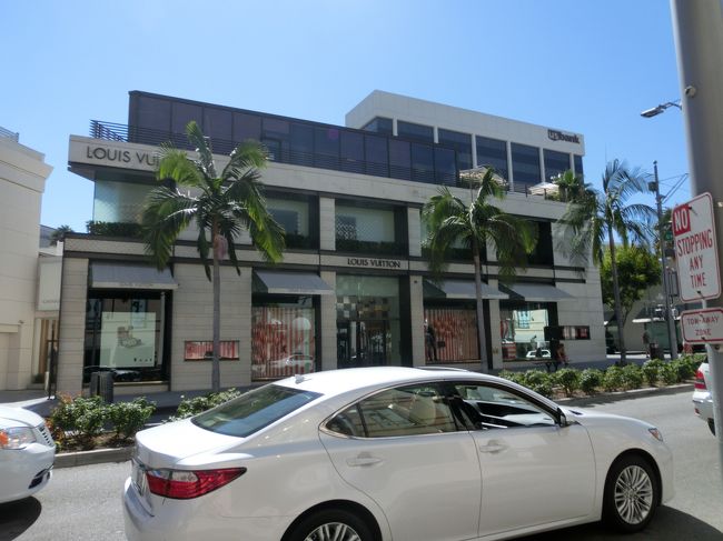 西日が暑い！けれどロデオドライブの散策です。<br />右側をずっと歩いていたので、反対側にヴィトンあり、<br />ほんとここはブランドのお店がえんえんと続いてます。<br />ロスは税金が高いので、ここでは買っちゃいけないと<br />心に言い聞かせてました。たぶん、円安だし日本で買うのと<br />変わらないか若干高いかも？！