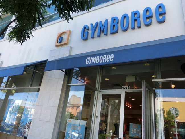 で、上までのぼって右に曲がり、今度は下ります。<br />ロデオドライブの隣の通りに娘の洋服のお店があるのを<br />調べていたので、ここだけは絶対行きたかった〜！の<br />ジンボリーです。私、ジンボリーの路面店は初めてです！<br />すごくうれしかったです！！！<br />あんまり欲しいのがなくて残念だったけれど、<br />まーちゃんの服をいくつか買いました。<br />いつもは個人輸入してオンラインで買うので、送料がかからなくて、<br />数枚でも買えちゃうっていいわぁ〜