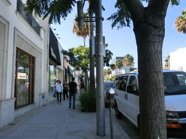 さて、がんばってザビバリーヒルトンまで歩きますよー！<br />途中、ニーマンマーカスとかのデパートが３件あります。<br />疲れたので入ってないです。<br />なんせ、今日は飛行機で寝てきただけで、超お疲れちゃんなもので。